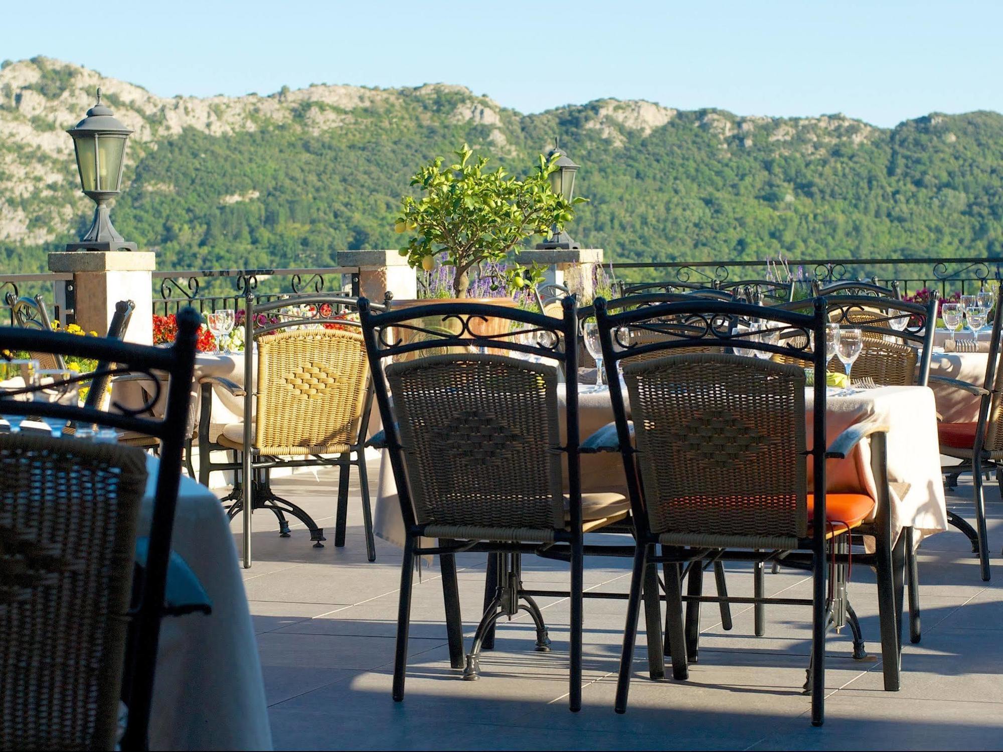 Logis Hotel Restaurant La Porte Des Cevennes Anduze Exterior photo